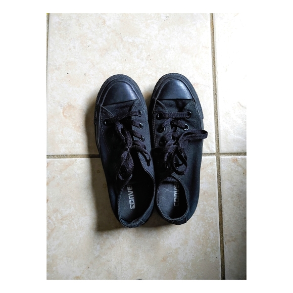 All black Converse sneakers - Picture 1 of 2